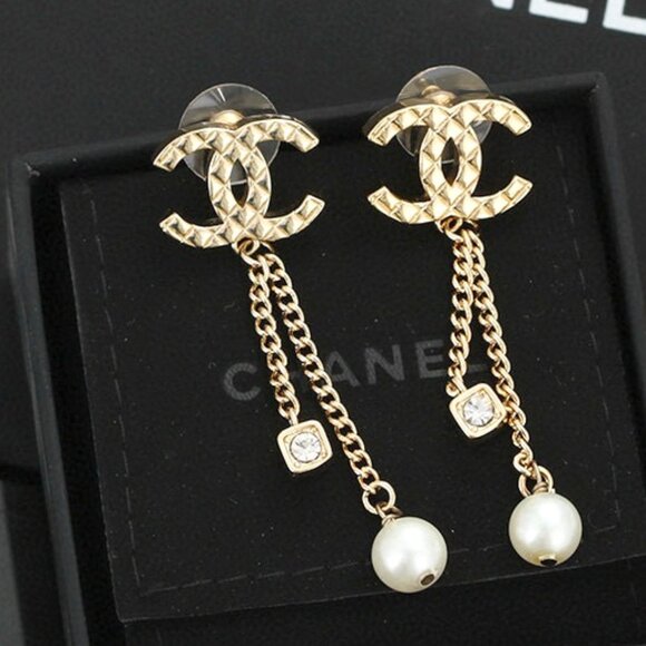 CHANEL Jewelry - Chic Chanel Quilted CC Draped Chain & Pearl Earrings